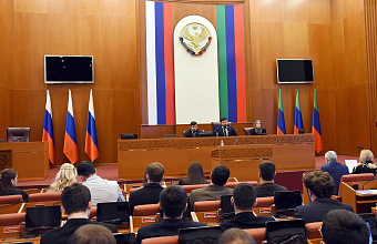 Новым членам Молодежного парламента при НС РД вручили удостоверения