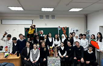 Актеры Дагестанского государственного театра кукол провели мастер-класс для школьников