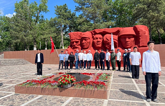 Участники автопробега «Знамя Победы» почтили память героев Великой Отечественной войны в Элисте