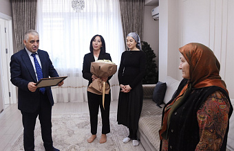 Абдулмуслим Курбаналиев вручил матери участника СВО благодарственное письмо Председателя Народного Собрания