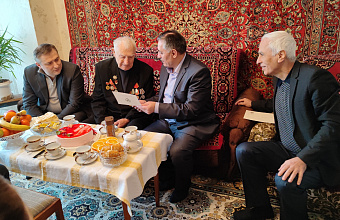 Участника Великой Отечественной войны Юрия Петрухина поздравили с Днем защитника Отечества