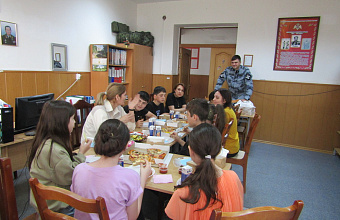 Росгвардейцы Дагестана поздравили детей погибших коллег с Международным днем защиты детей