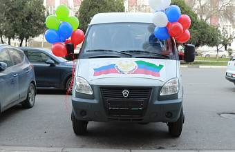 Многодетной семье из Хасавюртовского района вручили новый микроавтобус