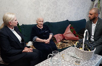 Елена Павлюченко поздравила ветеранов образования с Днем учителя