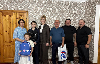 В рамках всероссийской акции «Собери ребенка в школу» Асият Алиева посетила семьи участников СВО