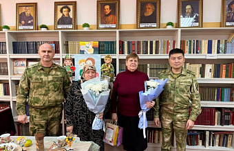 Росгвардейцы Дагестана поздравили матерей погибших боевых товарищей с наступающим Днем матери