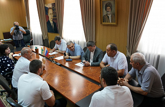 Мухтарбий Аджеков провел встречу с работниками управления сельского хозяйства Сулейман-Стальского района