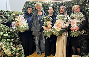 Семьи сотрудников исправительного учреждения изготовили маскировочные сети для участников СВО