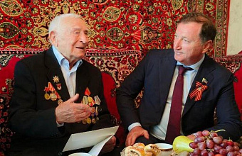 Заур Аскендеров поздравил ветерана Великой Отечественной войны Юрия Петрухина с днем рождения