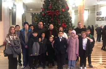 Депутат Госдумы РФ Нурбаганд Нурбагандов организовал поход в театр для детей из детского дома Избербаша