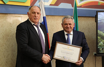 Абдулмуслим Абдулмуслимов вручил почетные грамоты и  благодарности главам четырех муниципалитетов