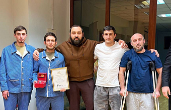 Султан Хамзаев навестил в военном госпитале Закарью Алиева