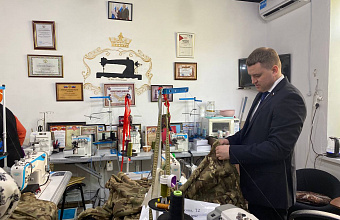 Артем Бичаев посетил мастерскую владелицы ателье Умижат Хириясулмагомедовой