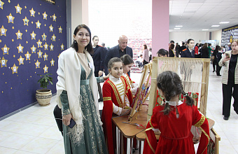 Ковровые изделия представили школьницы из кружка ковроткачества на выставке достижений образования в РЦО Каспийска