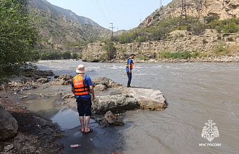 Спасатели продолжают поиски мужчины, упавшего с моста в реку Андийское Койсу