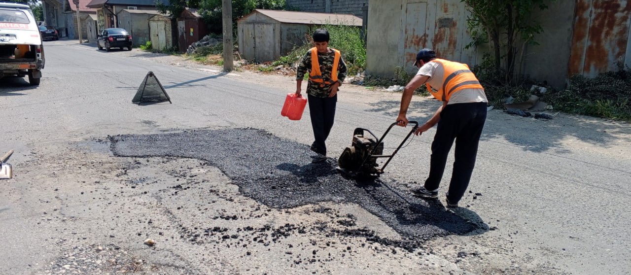 В Хасавюрте продолжаются работы по ямочному ремонту дорог