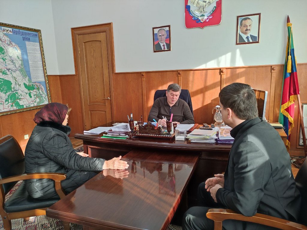 Глава Карабудахкентского района встретился с матерью участников СВО