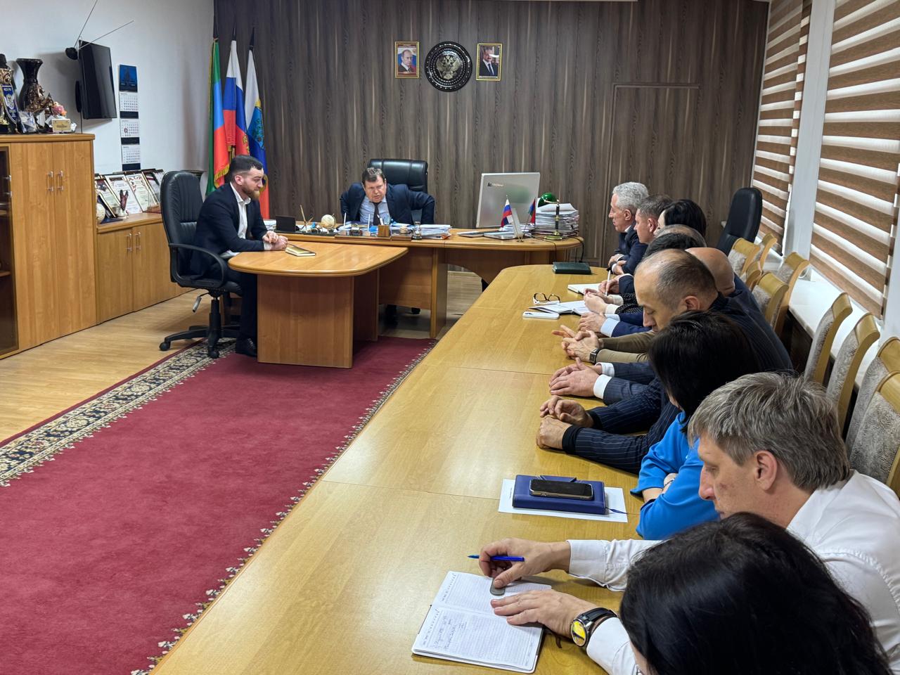 Встреча с Героем России Темирланом Абуталимовым состоялась в мэрии Кизляра