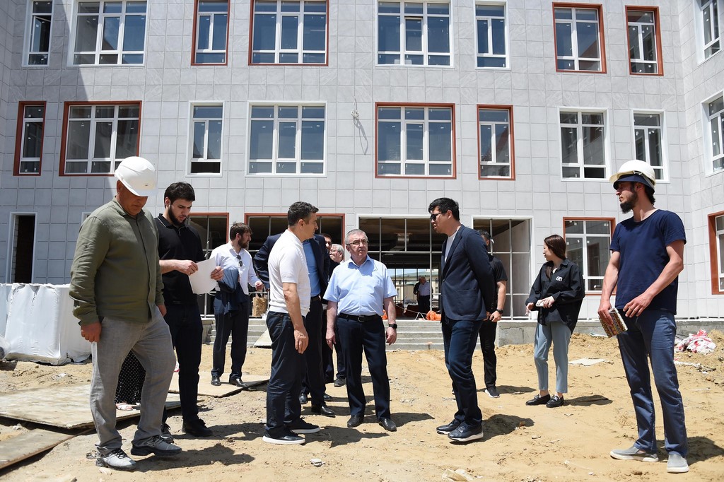 Юрий Левицкий посетил строящуюся школу в Махачкале