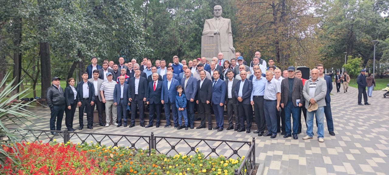 Участники боксерского турнира возложили цветы к памятнику Магомед-Саламу Умаханову