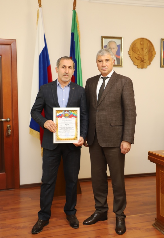 Глава Кизлярского района наградил руководителя сельского поселения Почетной грамотой