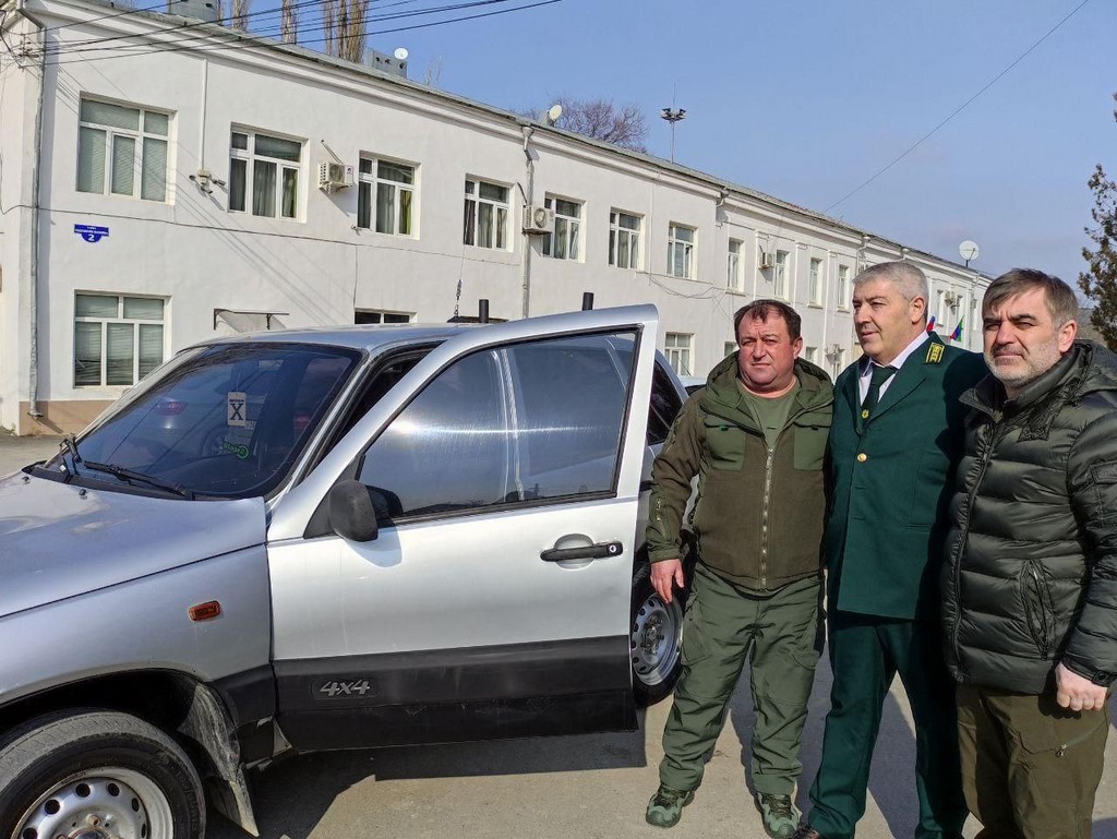 Глава Карабудахкентского района вручил машину бойцам СВО