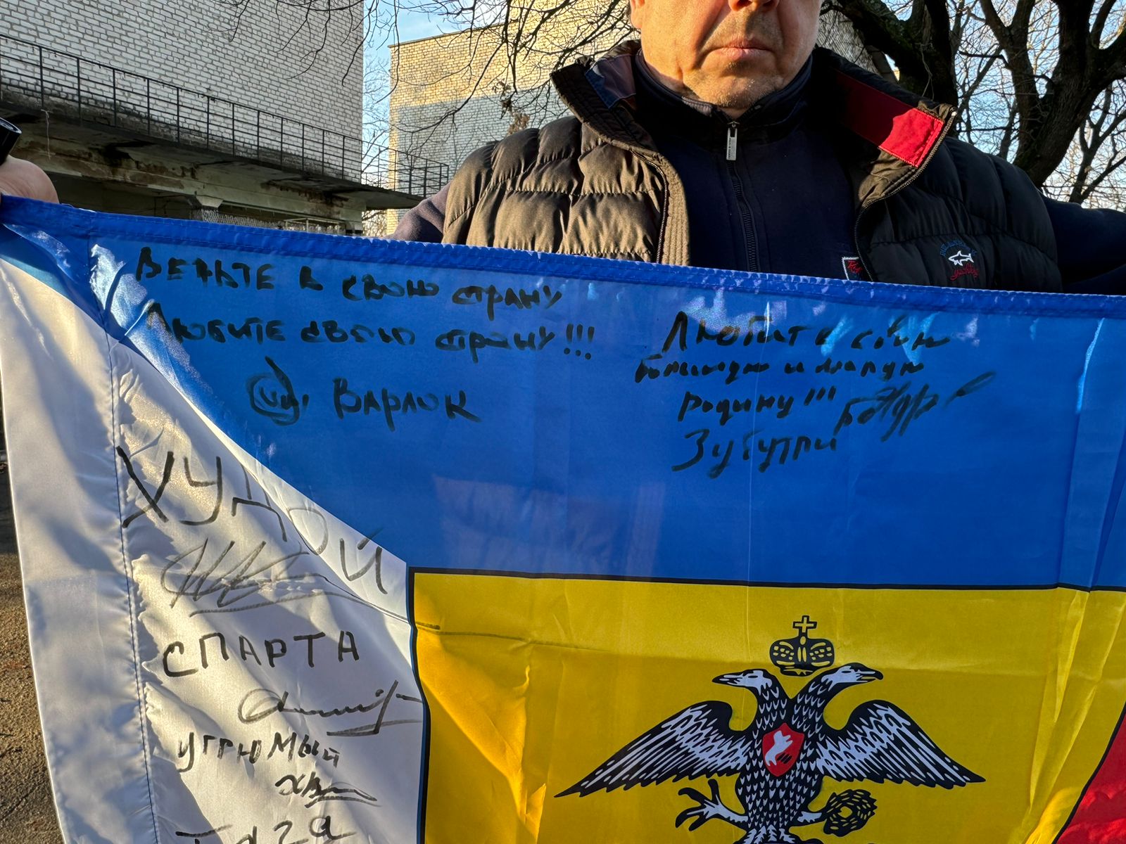 У Кизляра появилась уникальная реликвия – флаг с автографами героев СВО