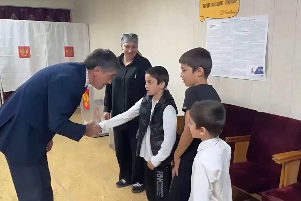 На избирательном участке в городе Буйнакске проголосовала многодетная семья