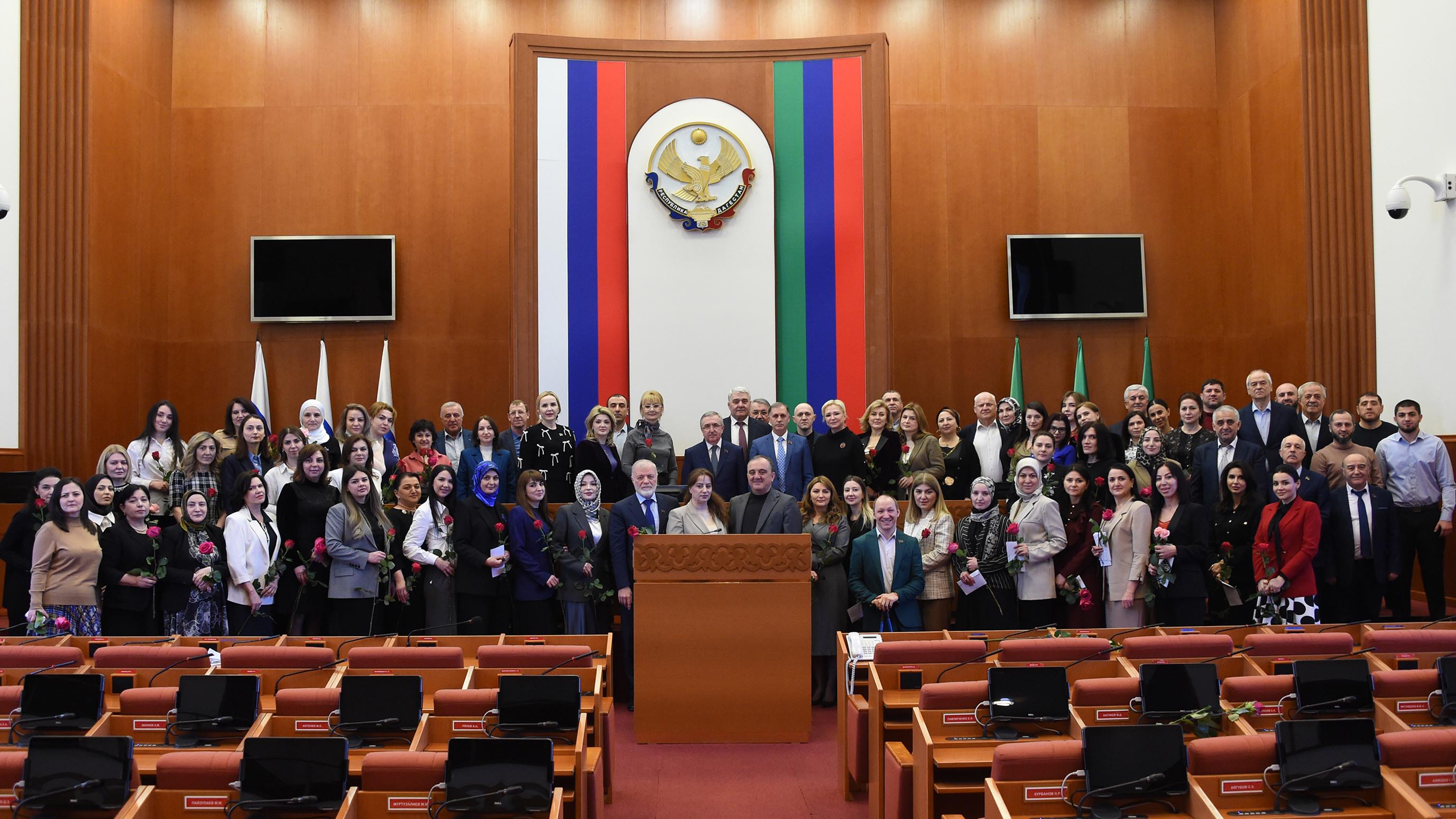 В парламенте Дагестана поздравили женщин с 8 Марта