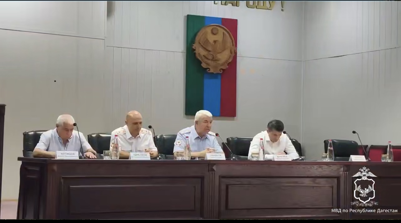 65 выпускников вузов системы МВД получили в Дагестане служебные удостоверения