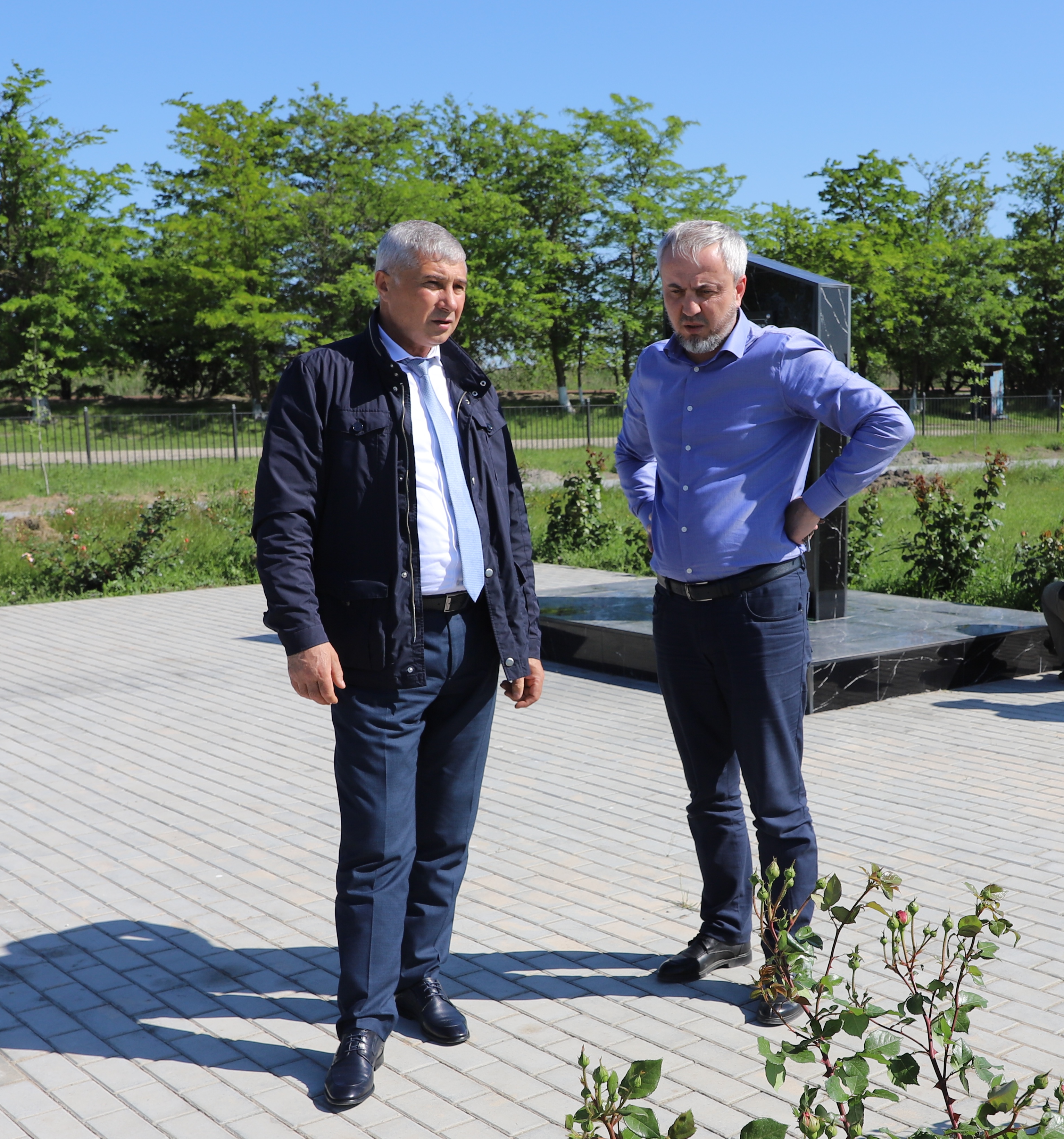 Глава Кизлярского района оценил ход работ по благоустройству «Сада памяти»