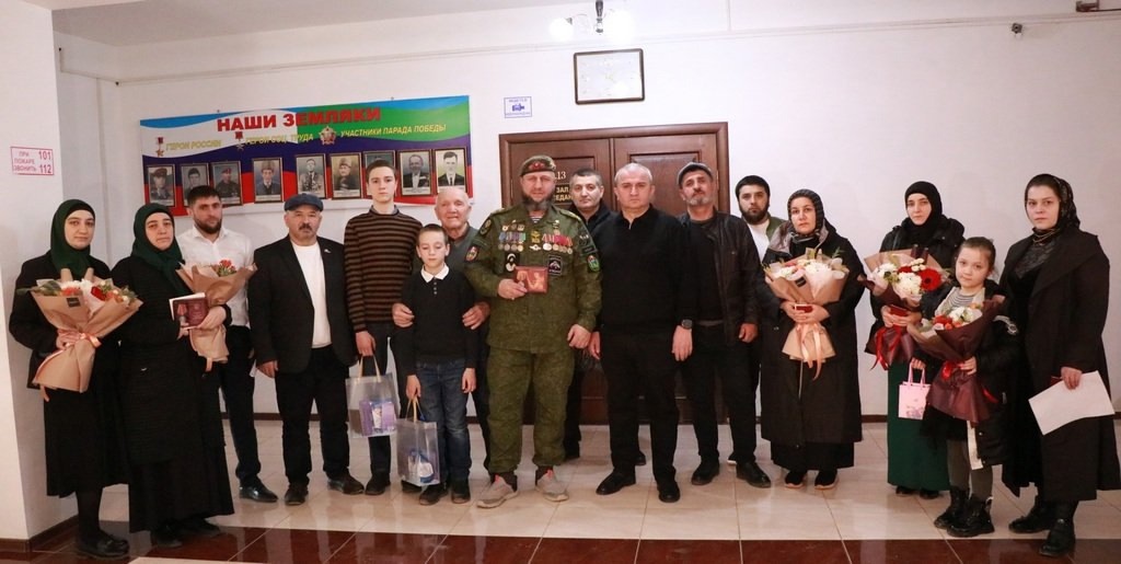 Глава Казбековского района передал госнаграды родным погибших участников СВО