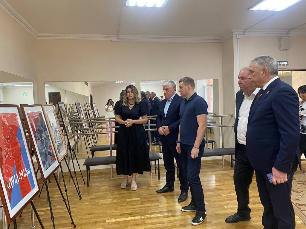 Артем Бичаев вручил благодарственные письма участникам проекта «100 дней до Победы»