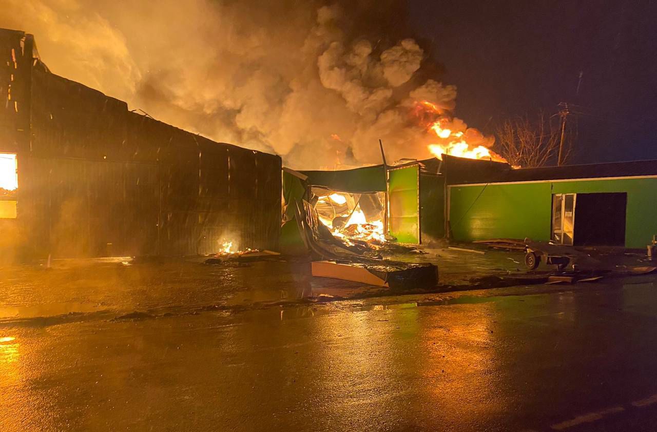 В Хасавюрте сгорел мебельный цех, организована проверка