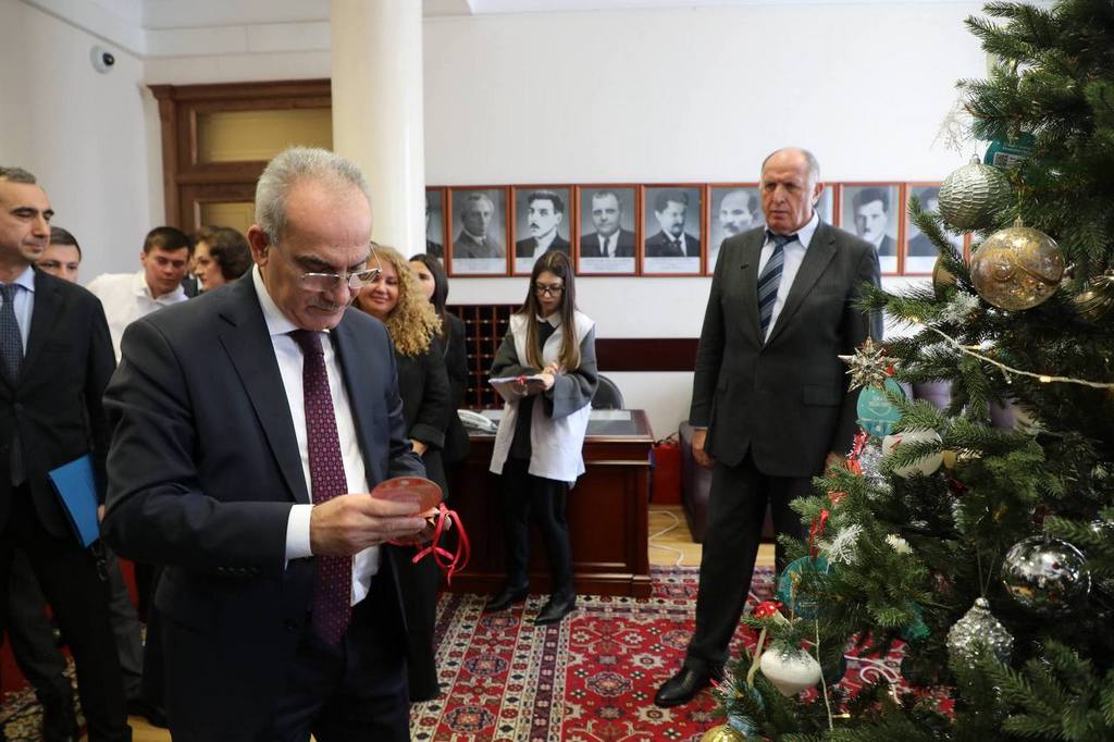 Представители власти республики присоединись к акции «Ёлка желаний»