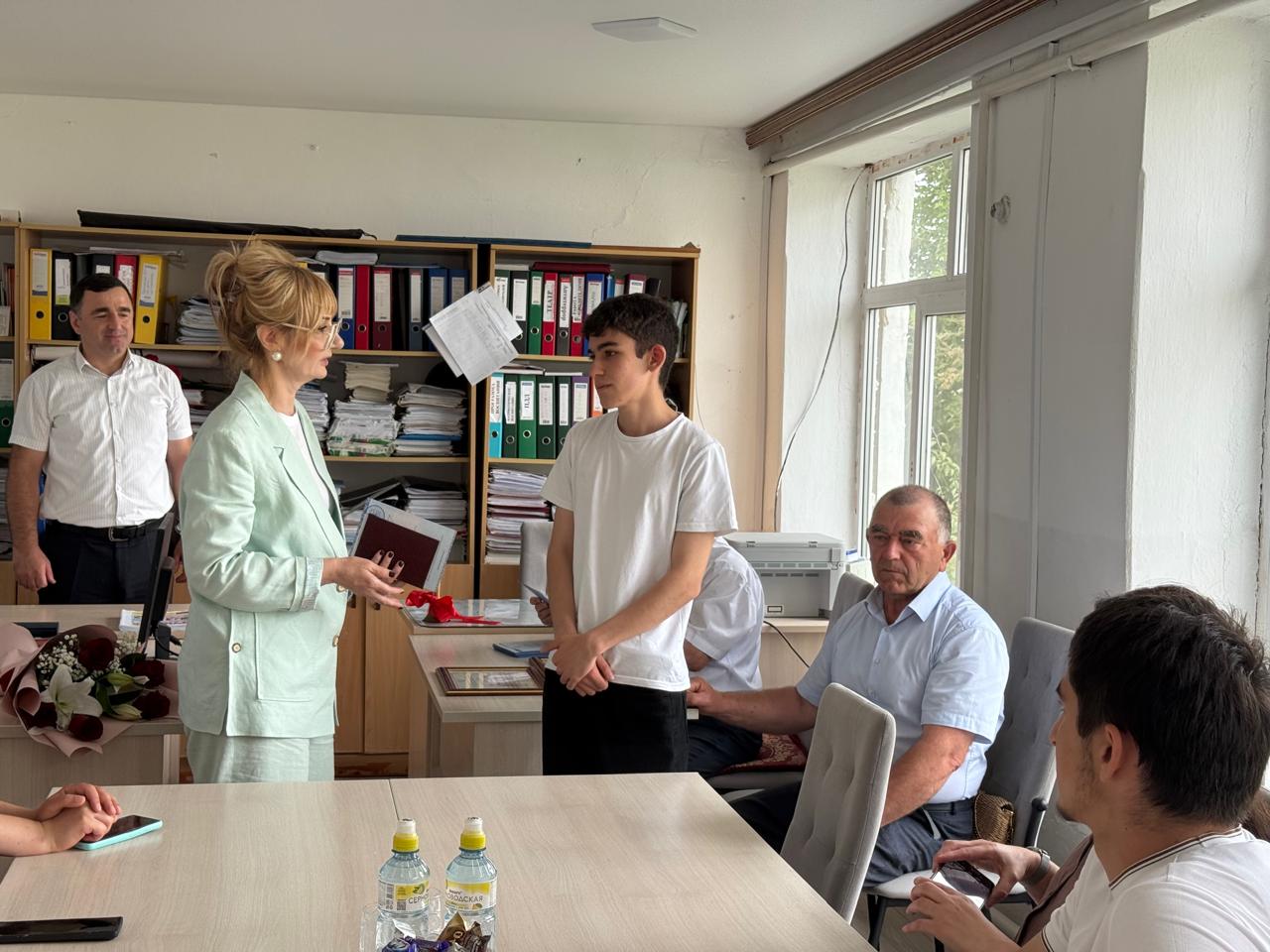 Асият Алиева вручила благодарность стобалльнику из Дербентского района