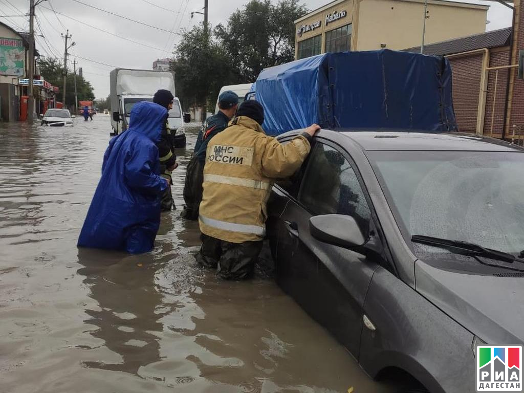 Ситуация в тарках дагестан на сегодняшний. Дагестан Махачкала потоп. Дагестан затопило. Потоп в Махачкале. Ливни в Дагестане.