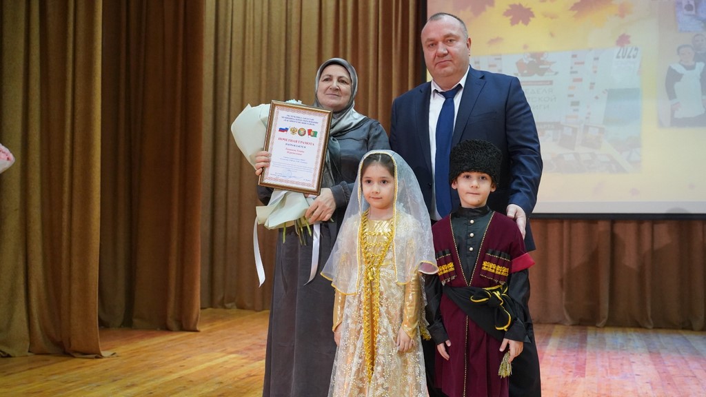 Власти Хасавюртовского района поздравили учителей с профессиональным праздником