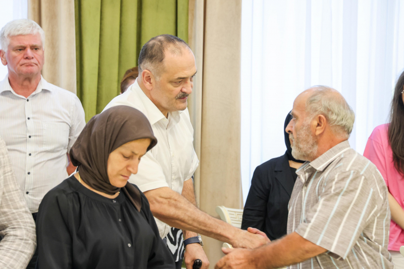 Глава Дагестана встрeтился с сeмьями воeннoслужащих