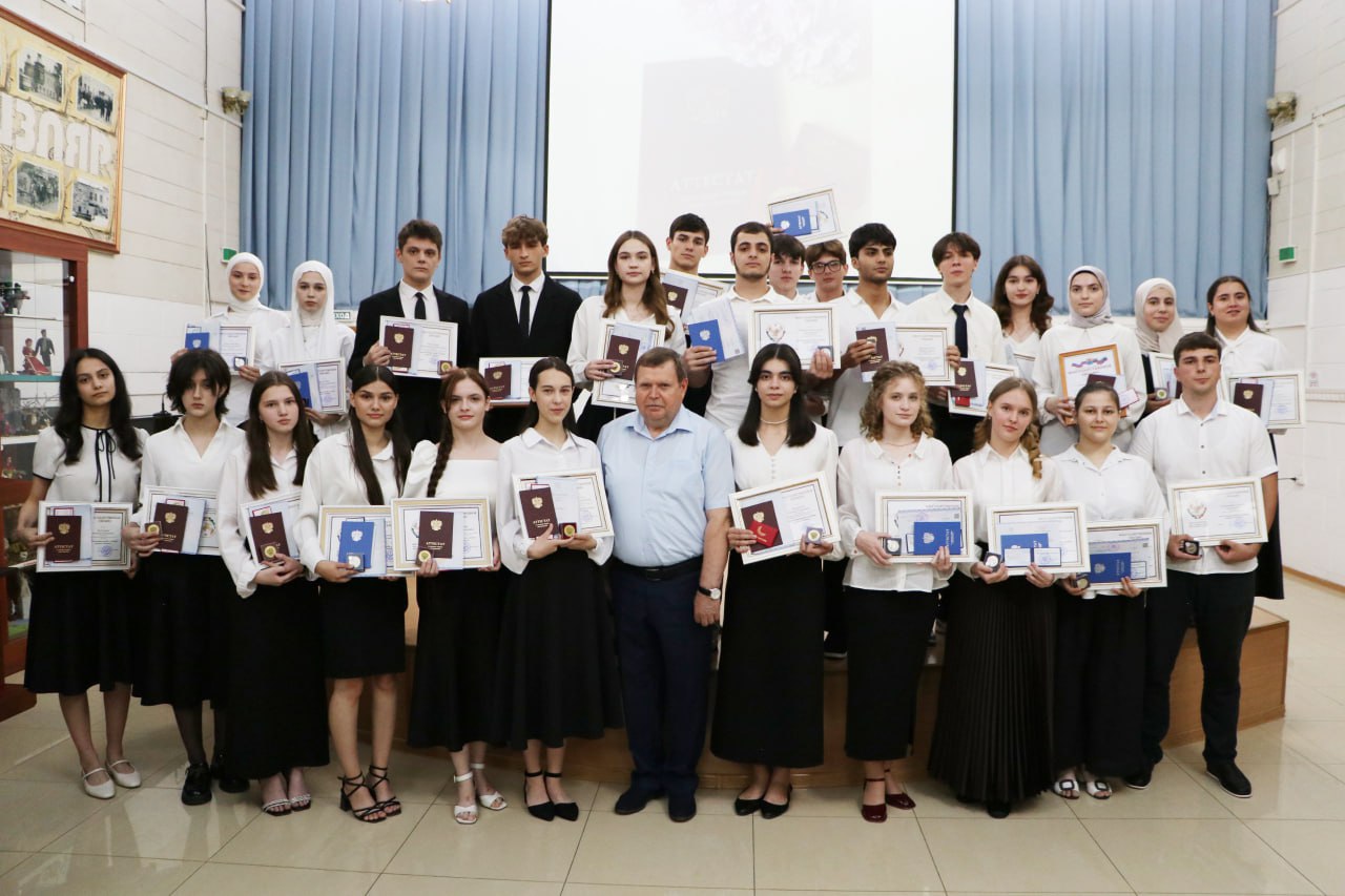 Мэр Кизляра вручил выпускникам 18 золотых и 15 серебряных медалей