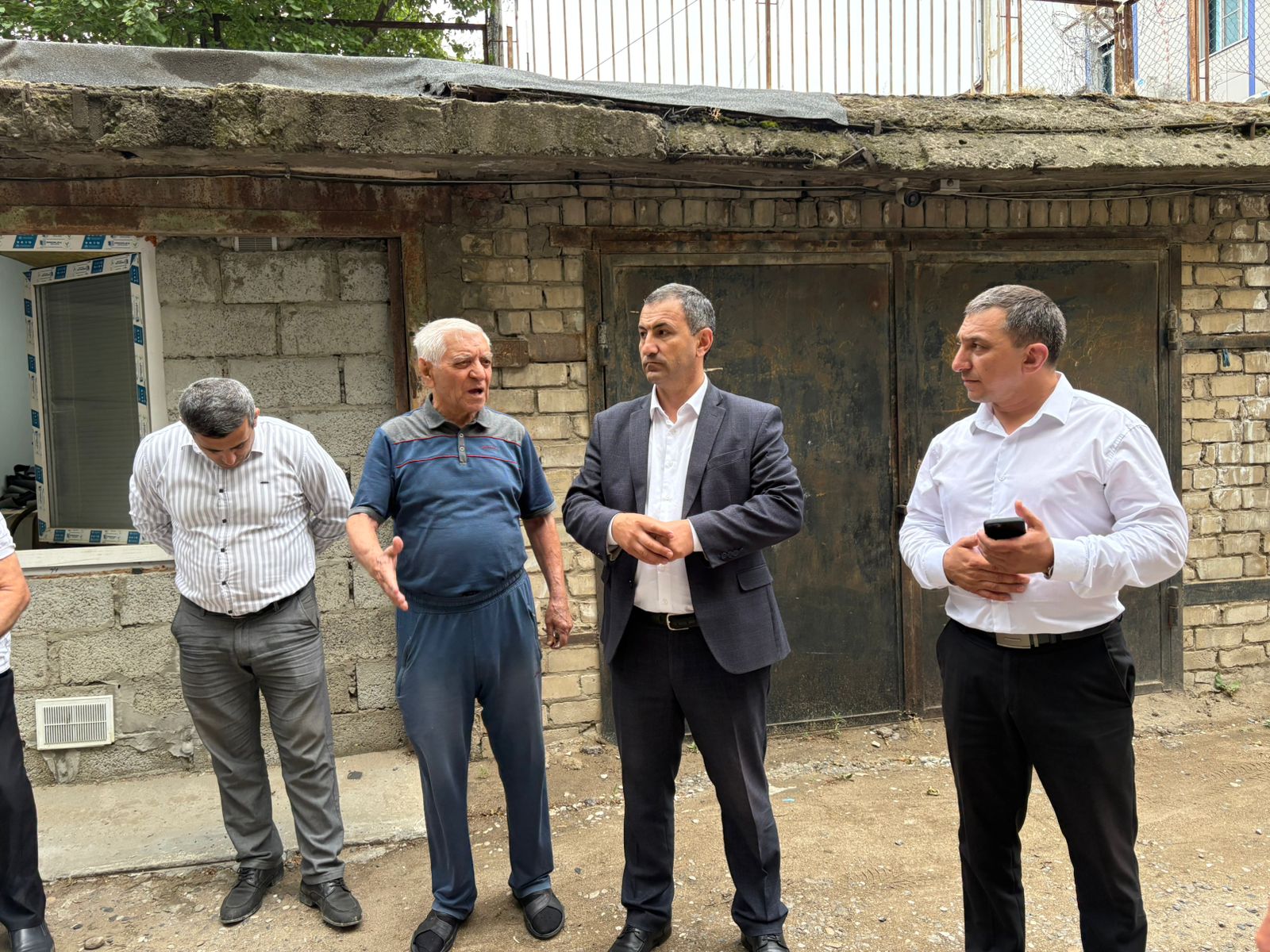 Проблемные вопросы в сфере ЖКХ обсудили с жильцами дома по улице Дахадаева