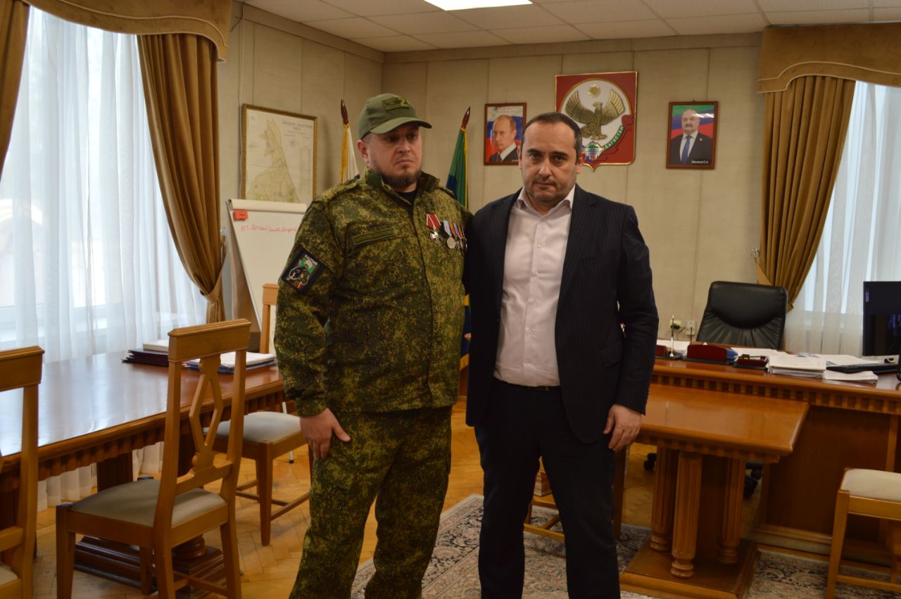 Глава Каякентского района вручил орден Мужества земляку-герою