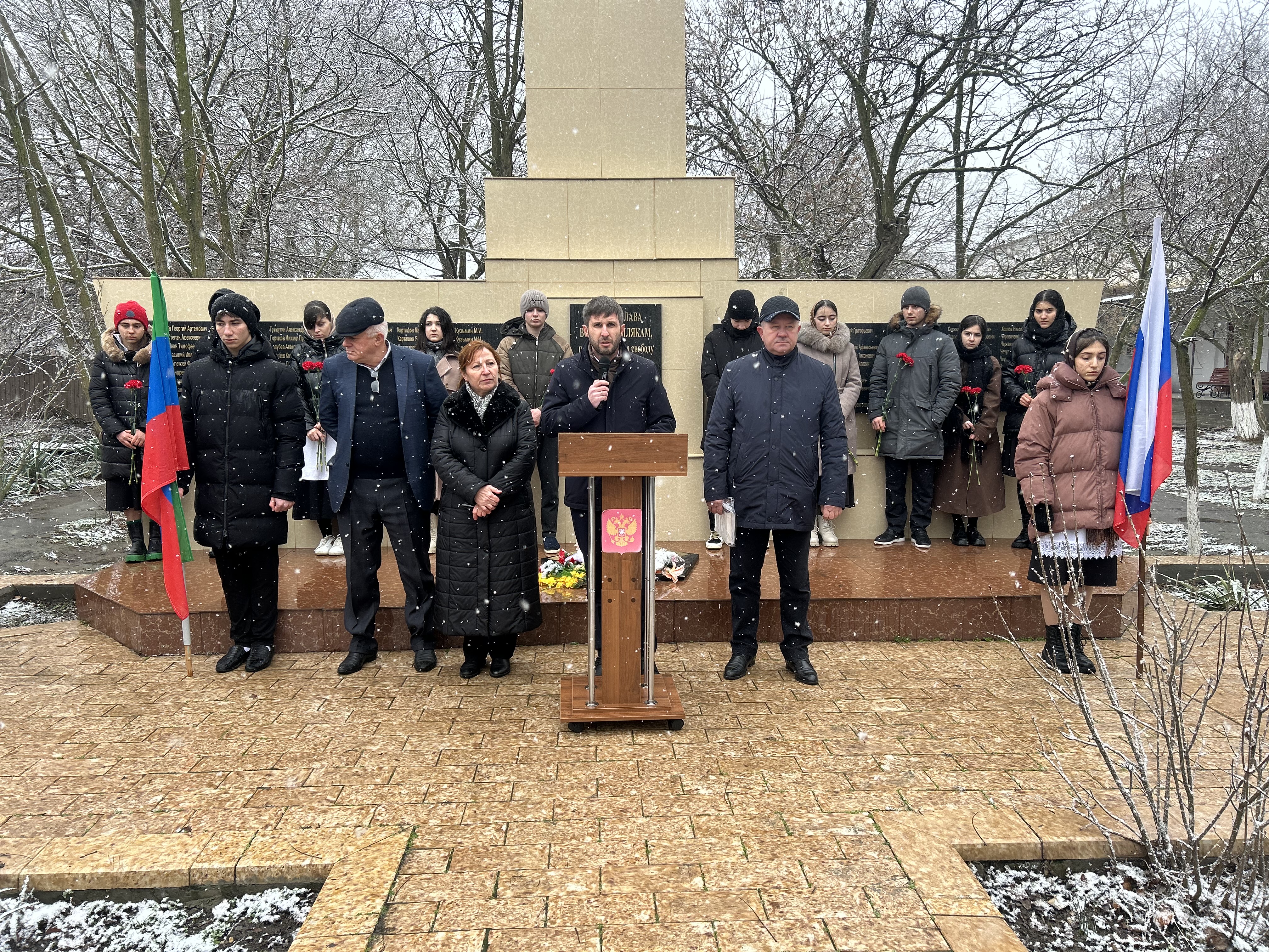 Памятник участнику СВО Исламу Курамагомедову открыли в Тарумовском районе