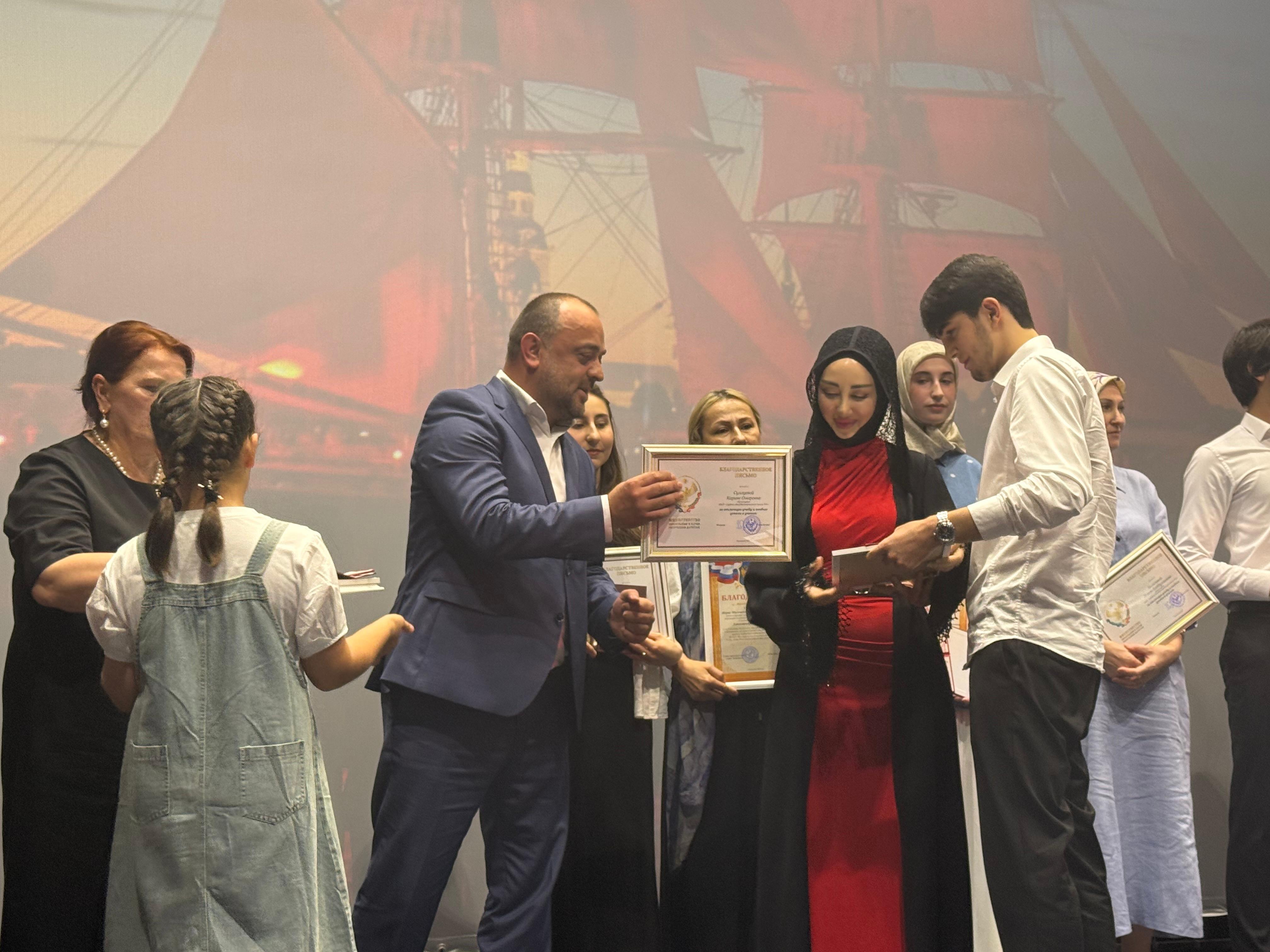 В Буйнакске чествовали выпускников-отличников 9-11 классов