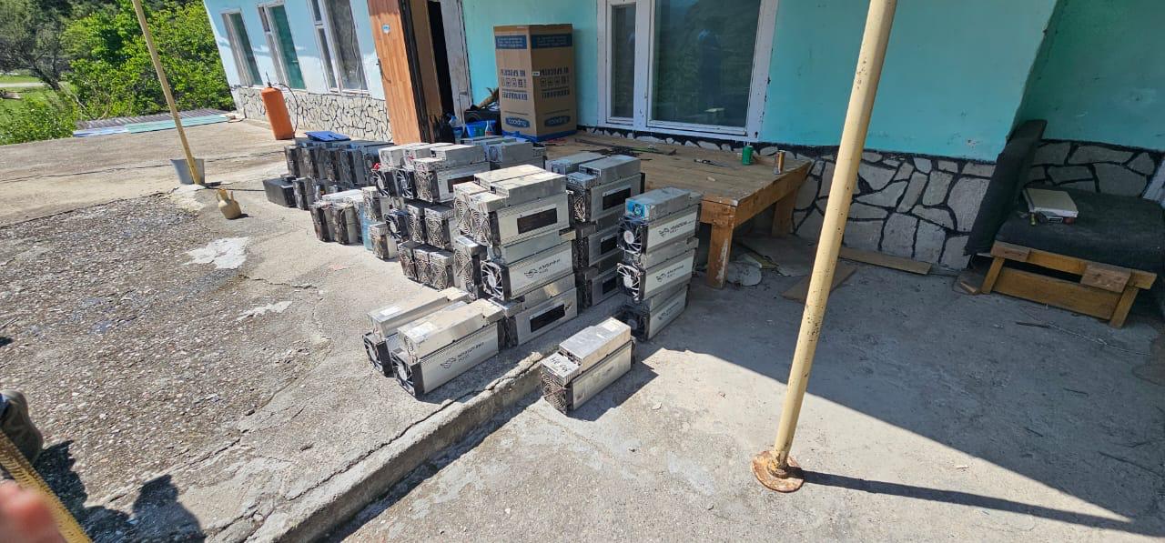 В частом доме жителя Дагестана обнаружили крупную майнинговую ферму