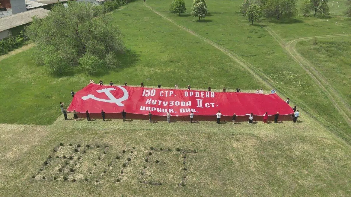 Дагестанцы развернули Знамя Победы в Михайловском районе Запорожской области