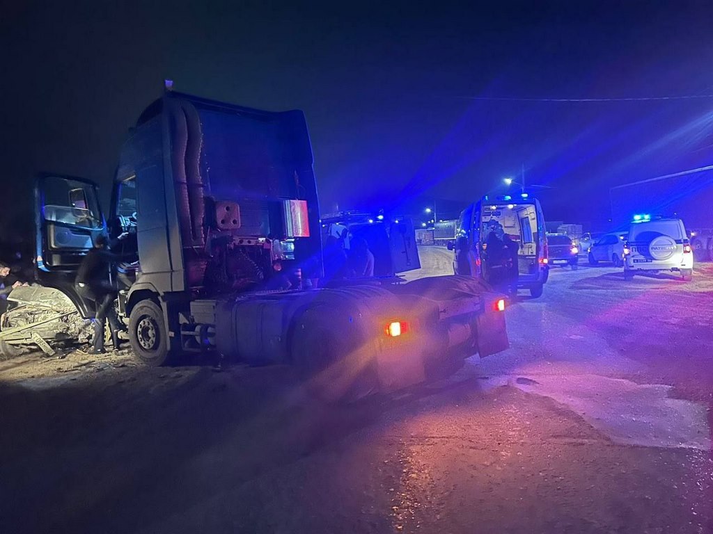 Водитель «Жигулей» скончался после столкновения с фурой в Дагестане