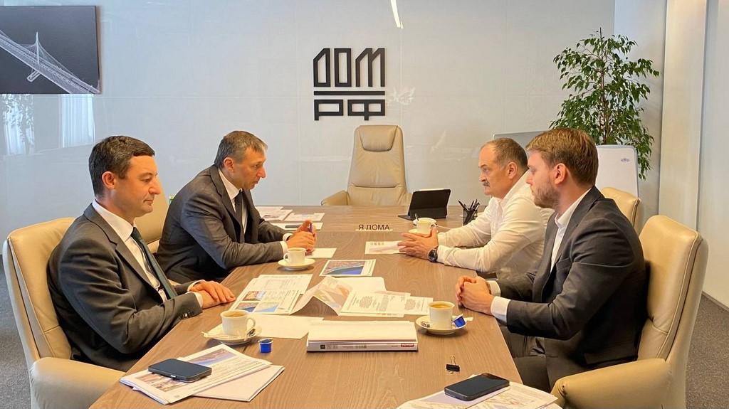 Сергей Меликов встретился с заместителем гендиректора ДОМ.PФ Денисом Филипповым