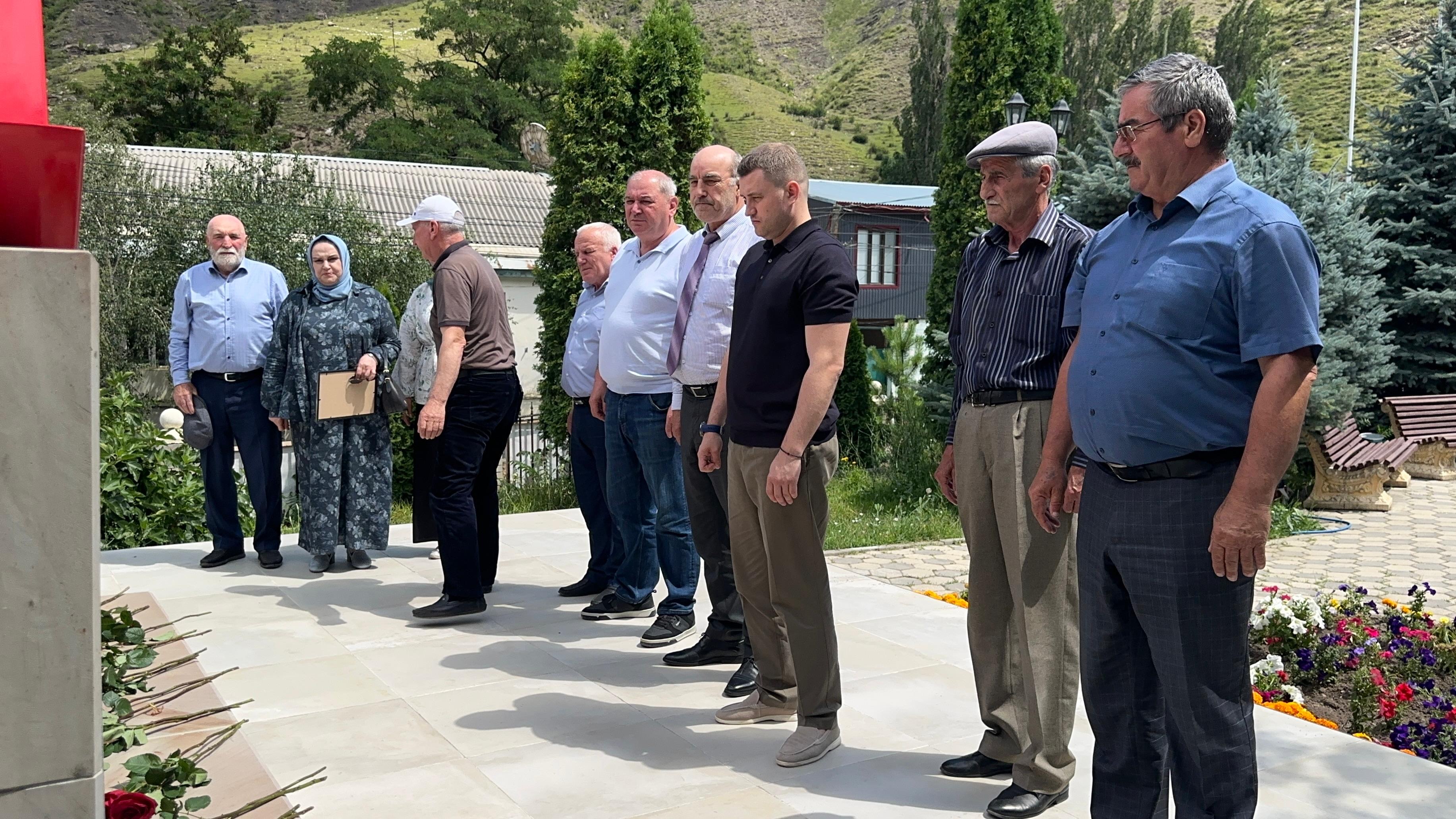 Депутат Госдумы Артем Бичаев посетил Шамильский район