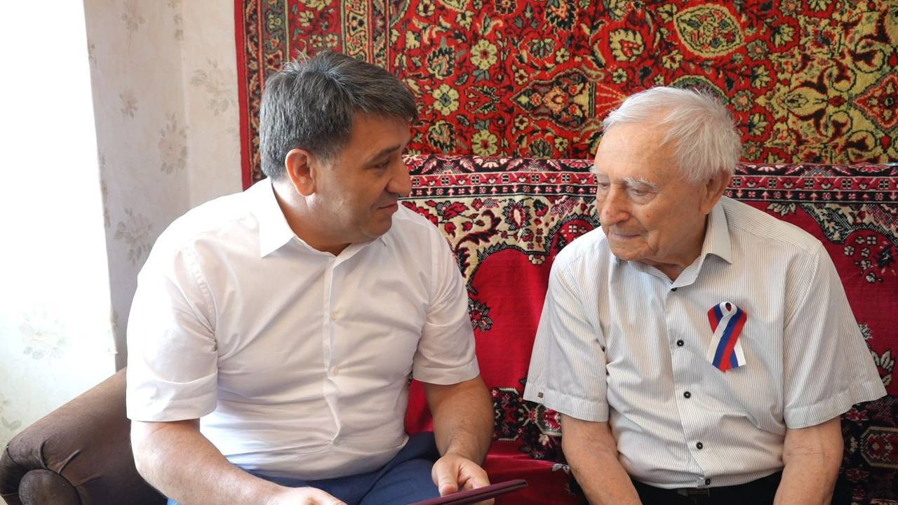 Джамбулат Салавов поздравил ветерана Великой Отечественной войны Юрия Петрухина с Днем рождения